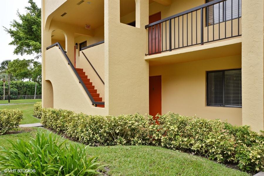 918 Southwest 9th St Circle, Unit 102 Boca Raton, FL 33486 - Photo 2 of 14 918SW9thStreetCir102_vht_viewer_57