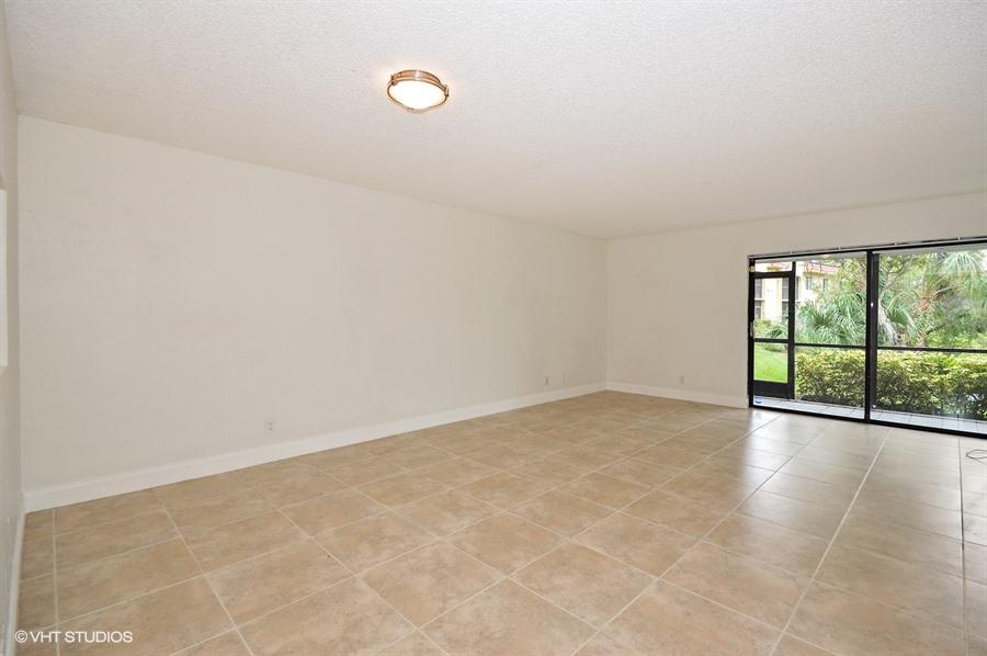 918 Southwest 9th St Circle, Unit 102 Boca Raton, FL 33486 - Photo 4 of 14 918SW9thStreetCir102_vht_viewer_93