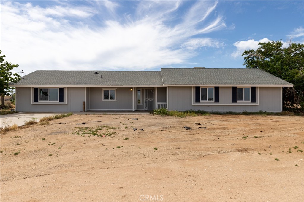 7431 Mono Road Phelan, CA 92371 - Photo 1 of 1 a front view of a house with a yard