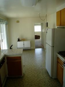 914 Sundown Trail Santa Rosa, CA 95404 - Photo 2 of 7 a kitchen with refrigerator and window