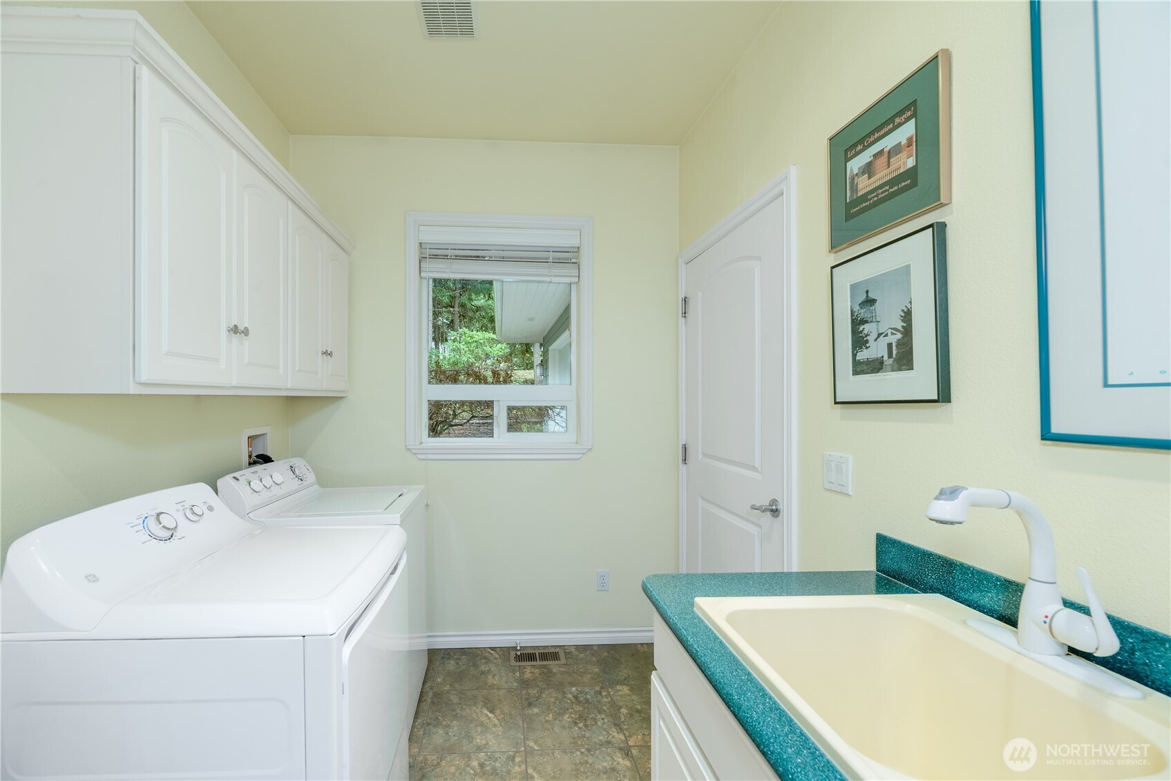 121 Buck Loop Road Sequim, WA 98382 - Photo 33 of 40 a bathroom with a sink and a bathtub