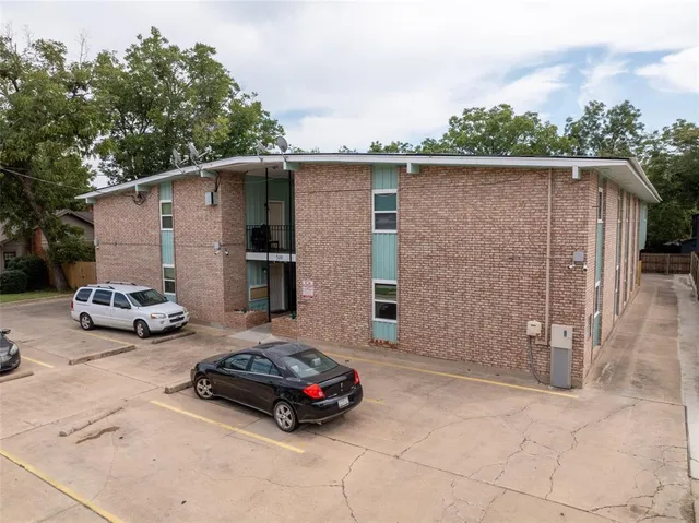 $2,000,000 | 510 Texas Street, Unit 14, Denton, TX 76209