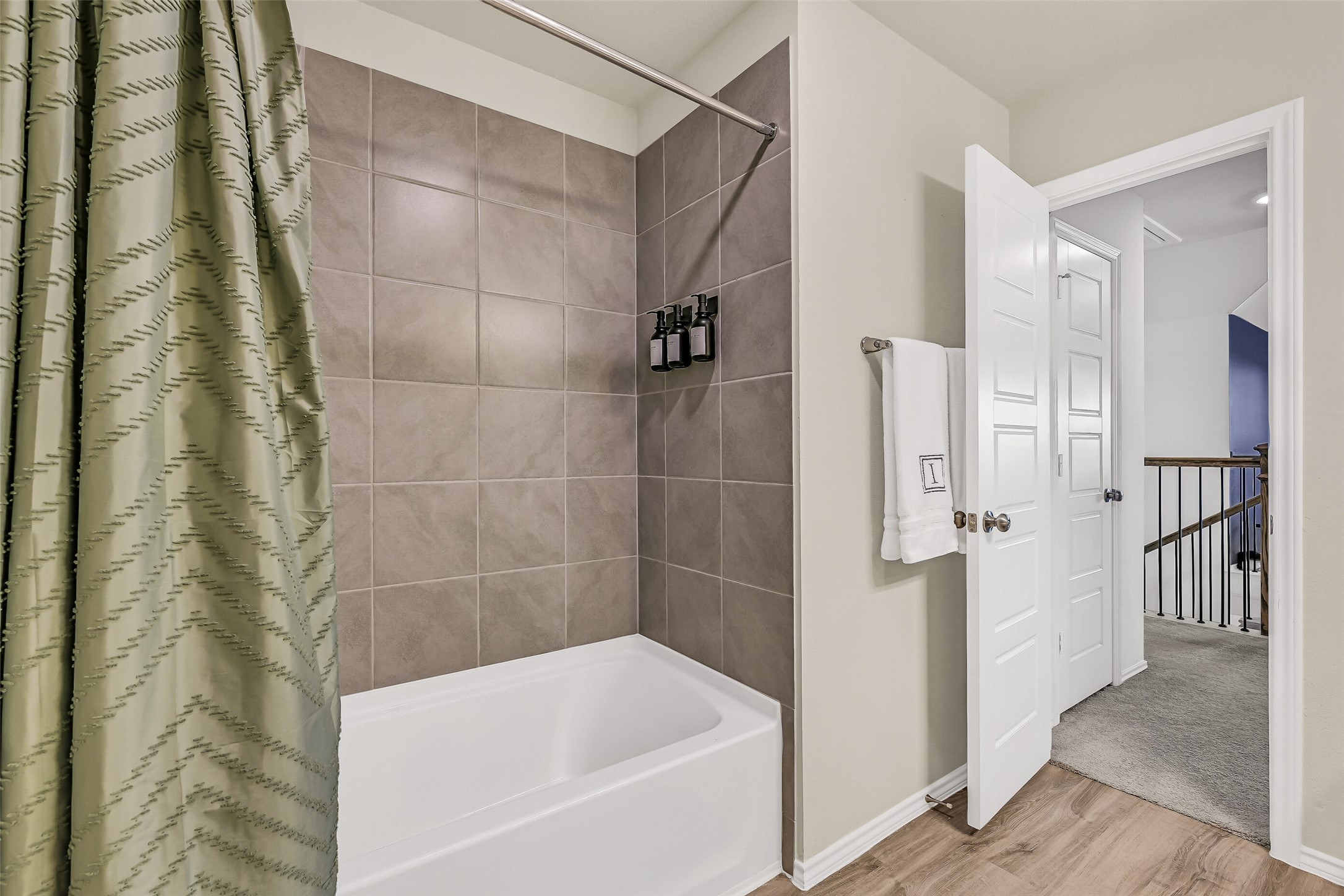 13711 Saxon Cliff Lane Rosharon, TX 77583 - Photo 26 of 30 Secondary upstairs bath