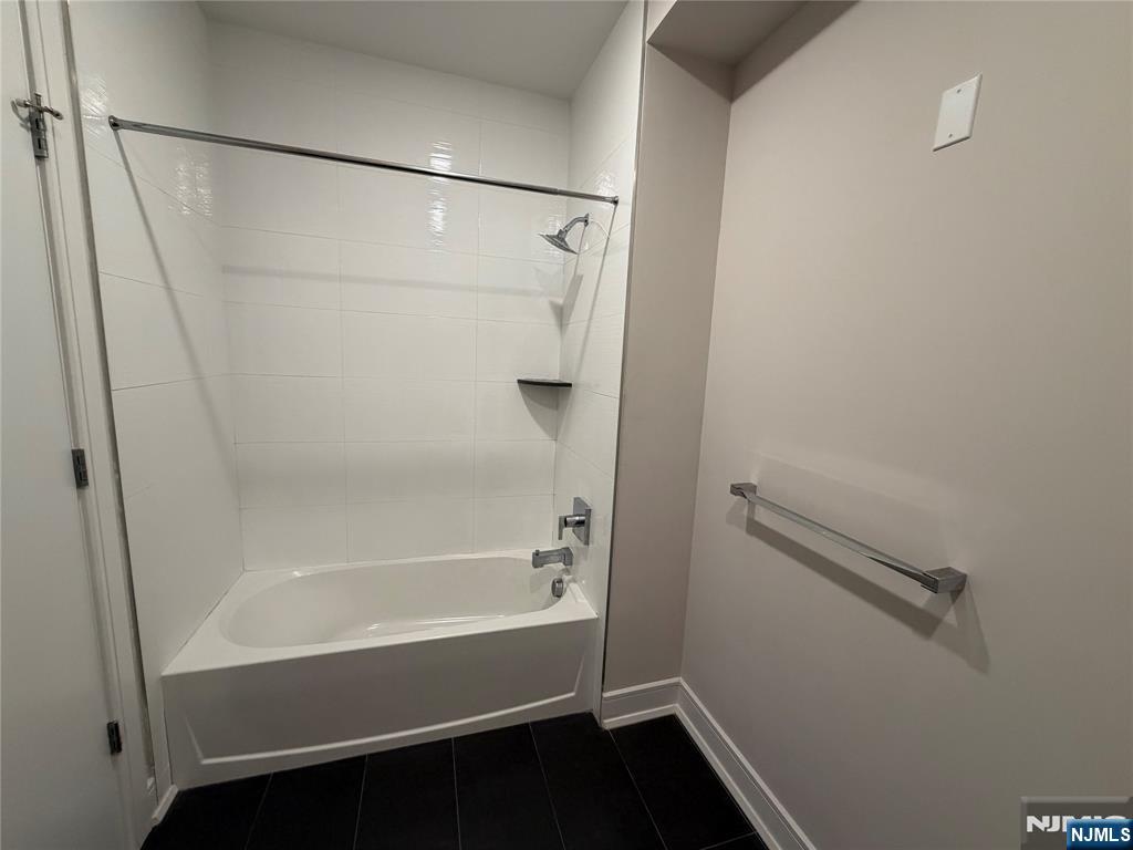 470 Main Street, Unit 508 Fort Lee, NJ 07024 - Photo 9 of 18 a bathroom with a bathtub