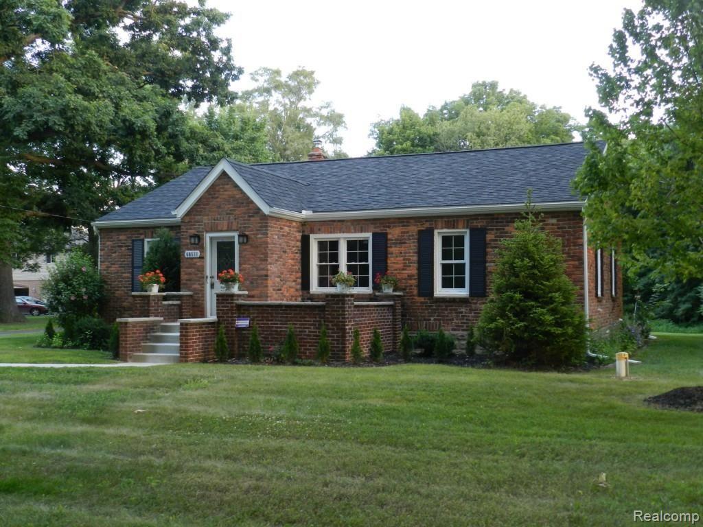 60511 9 Mile Road South Lyon, MI 48178 - Photo 2 of 32 Front right.jpg