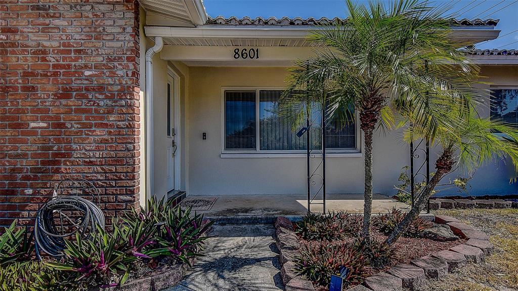 8601 139th Street Seminole, FL 33776 - Photo 13 of 47 a front view of a house