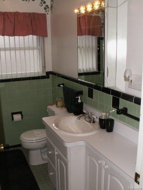19012 Norwich Road Livonia, MI 48152 - Photo 6 of 11 Bathroom