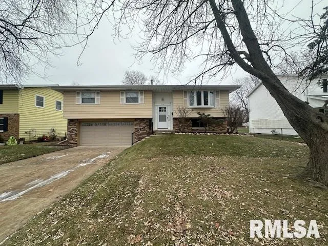 $2,400 | 7414 North Parliament Place, Peoria, IL 61614