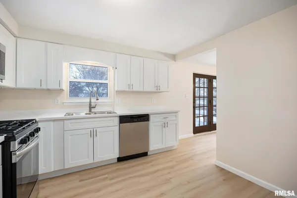 $2,400 | 7414 North Parliament Place, Peoria, IL 61614