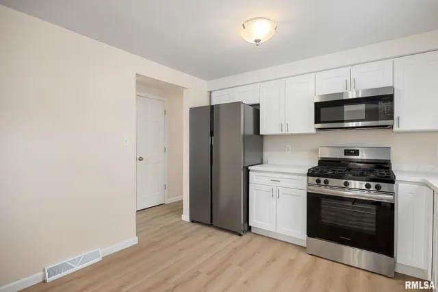 $2,400 | 7414 North Parliament Place, Peoria, IL 61614