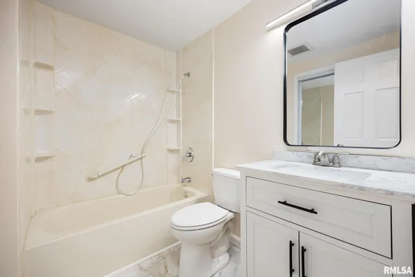 $2,400 | 7414 North Parliament Place, Peoria, IL 61614