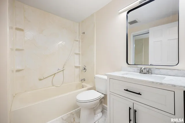 $2,400 | 7414 North Parliament Place, Peoria, IL 61614