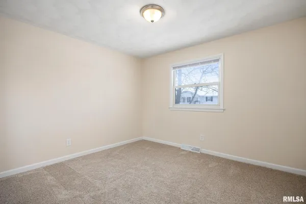 $2,400 | 7414 North Parliament Place, Peoria, IL 61614