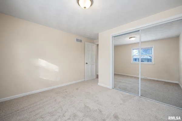 $2,400 | 7414 North Parliament Place, Peoria, IL 61614