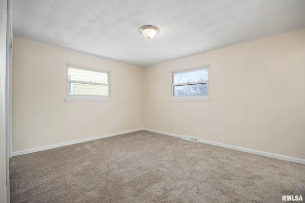 $2,400 | 7414 North Parliament Place, Peoria, IL 61614