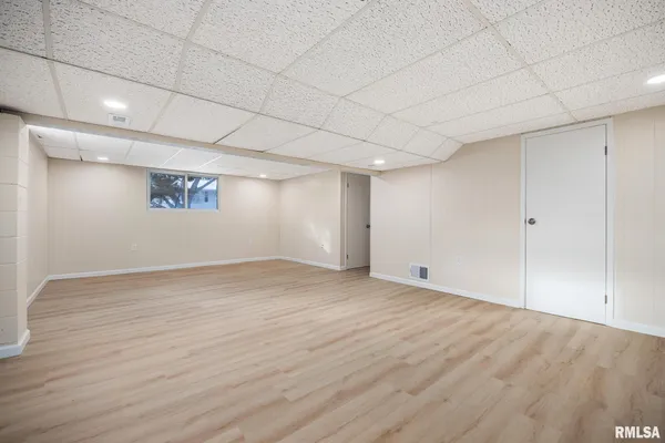 $2,400 | 7414 North Parliament Place, Peoria, IL 61614