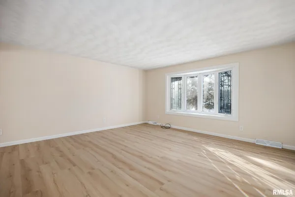 $2,400 | 7414 North Parliament Place, Peoria, IL 61614