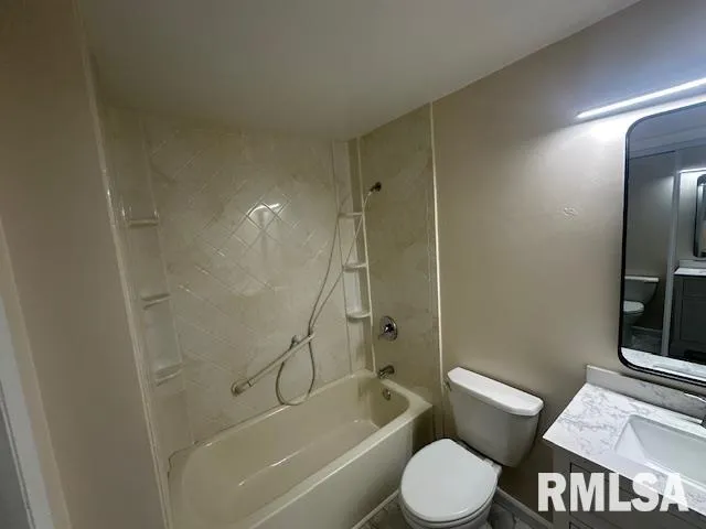 $2,400 | 7414 North Parliament Place, Peoria, IL 61614