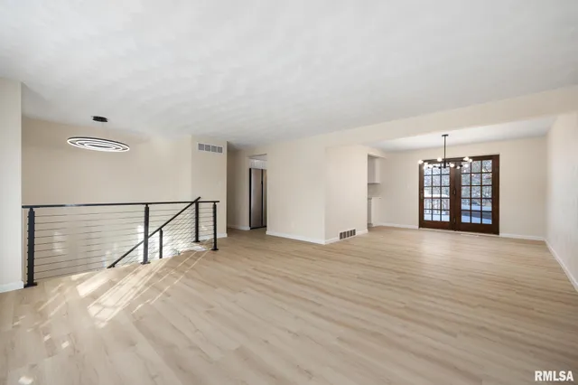 $2,400 | 7414 North Parliament Place, Peoria, IL 61614