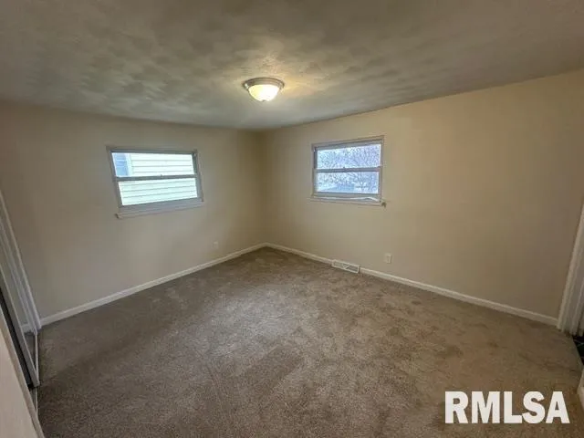 $2,400 | 7414 North Parliament Place, Peoria, IL 61614