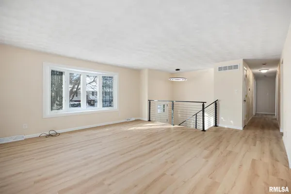 $2,400 | 7414 North Parliament Place, Peoria, IL 61614