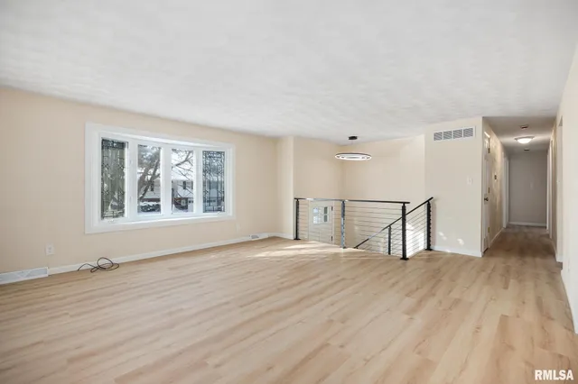 $2,400 | 7414 North Parliament Place, Peoria, IL 61614