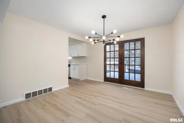 $2,400 | 7414 North Parliament Place, Peoria, IL 61614