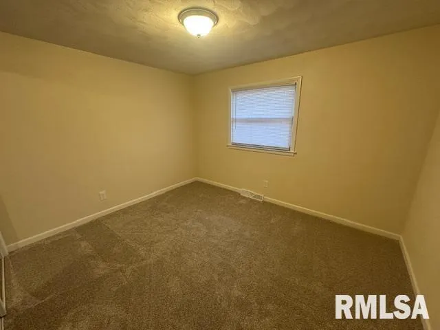 $2,400 | 7414 North Parliament Place, Peoria, IL 61614