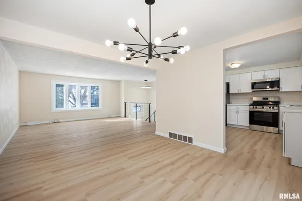 $2,400 | 7414 North Parliament Place, Peoria, IL 61614