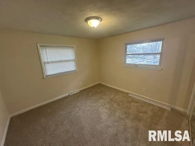 $2,400 | 7414 North Parliament Place, Peoria, IL 61614