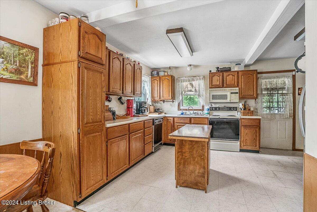 8404 Blue Lick Road Louisville, KY 40219 - Photo 7 of 46 06-8404-6