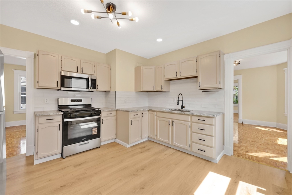 24 Hiawatha Street Springfield, MA 01108 - Photo 4 of 38