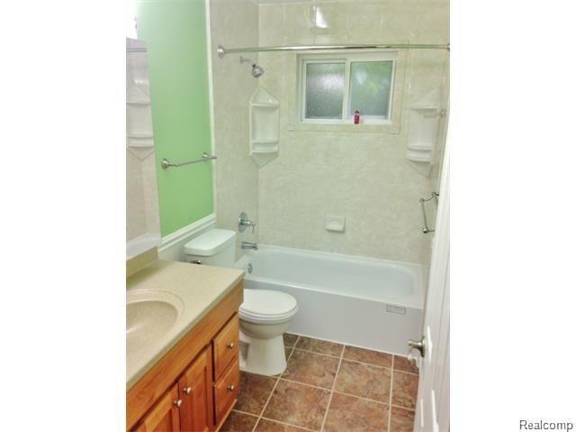 445 Buckingham Road Canton, MI 48188 - Photo 4 of 15
