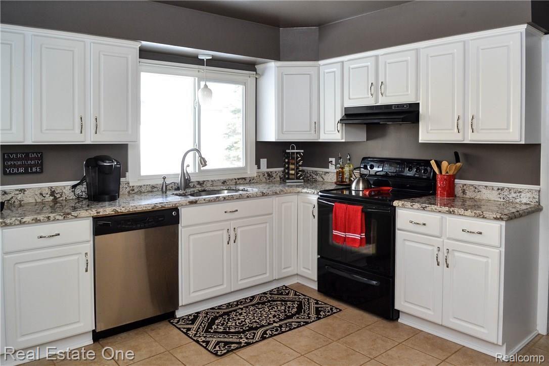 1379 Shenandoah Drive Rochester, MI 48306 - Photo 10 of 21 IMG_0040.JPG