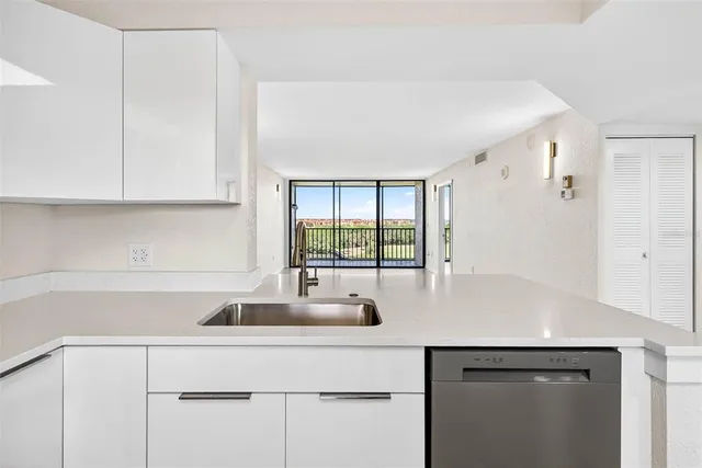 $218,500 | 900 Cove Cay Drive, Unit 6F, Clearwater, FL 33760