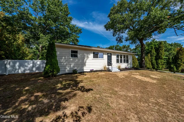 $305,000 | 9 Vandenburg Lane, Halfmoon, NY 12065