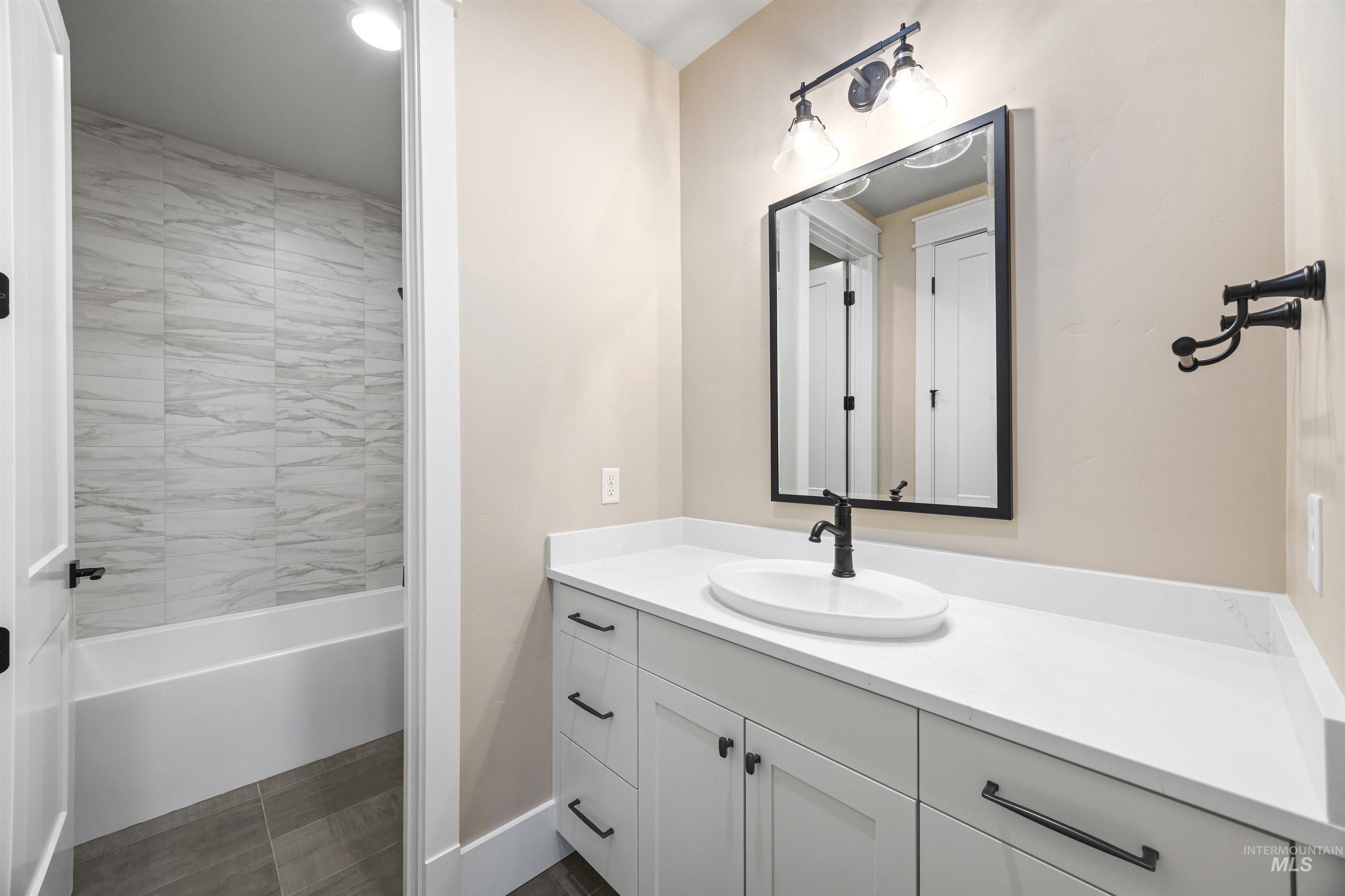 934 East Escalation Street Meridian, ID 83642 - Photo 37 of 50 Full bath with vanity and shower / tub combination