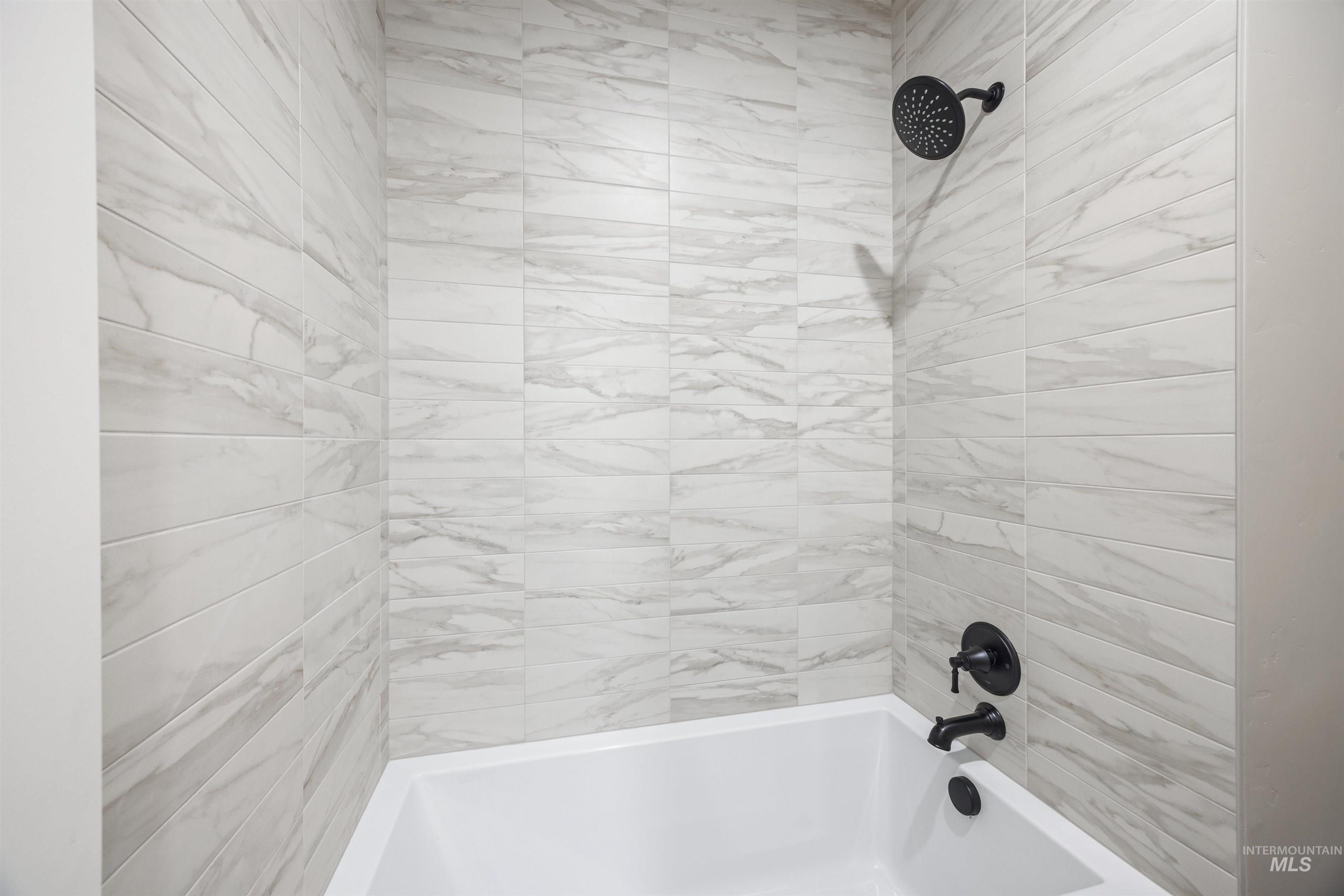 934 East Escalation Street Meridian, ID 83642 - Photo 38 of 50 Bathroom with shower / bath combination