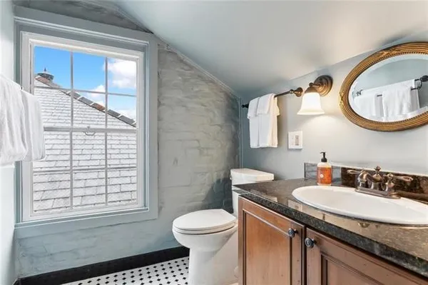 $6,000 | 811 Burgundy Street, New Orleans, LA 70116