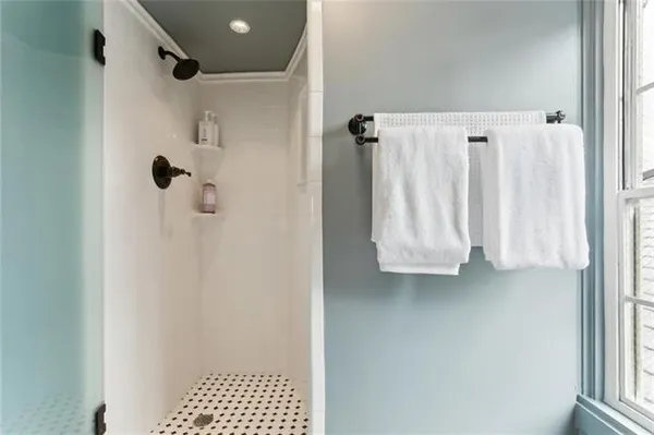 $6,000 | 811 Burgundy Street, New Orleans, LA 70116