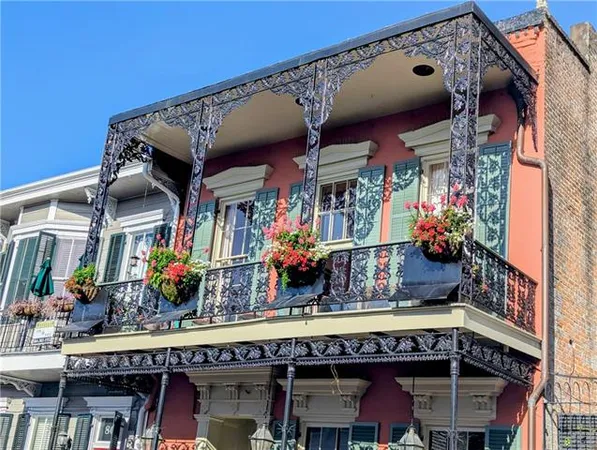 $6,000 | 811 Burgundy Street, New Orleans, LA 70116