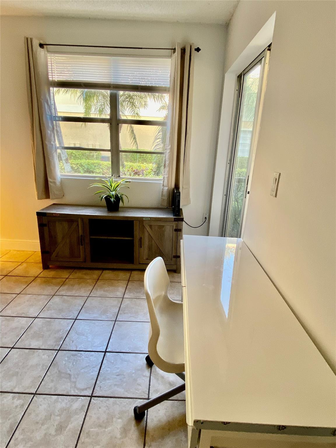 1247 Southwest 46th Avenue, Unit 1301 Pompano Beach, FL 33069 - Photo 6 of 22 a living room with a table and chair
