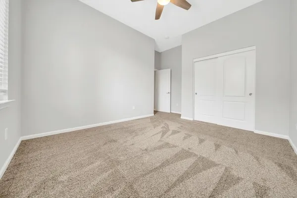 a view of empty room with a ceiling fan