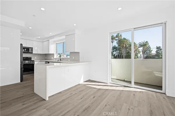 $4,950 | 4214 Fulton Avenue, Unit 203, Studio City, CA 91604