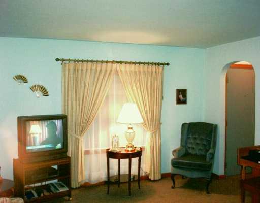 313 Clark Avenue Butler, PA 16002 - Photo 2 of 6 Living Room.