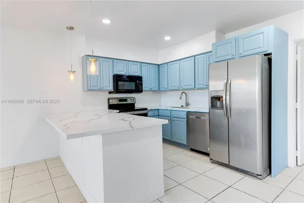 $2,000 | 821 Northwest 41st Street, Unit B, Oakland Park, FL 33309
