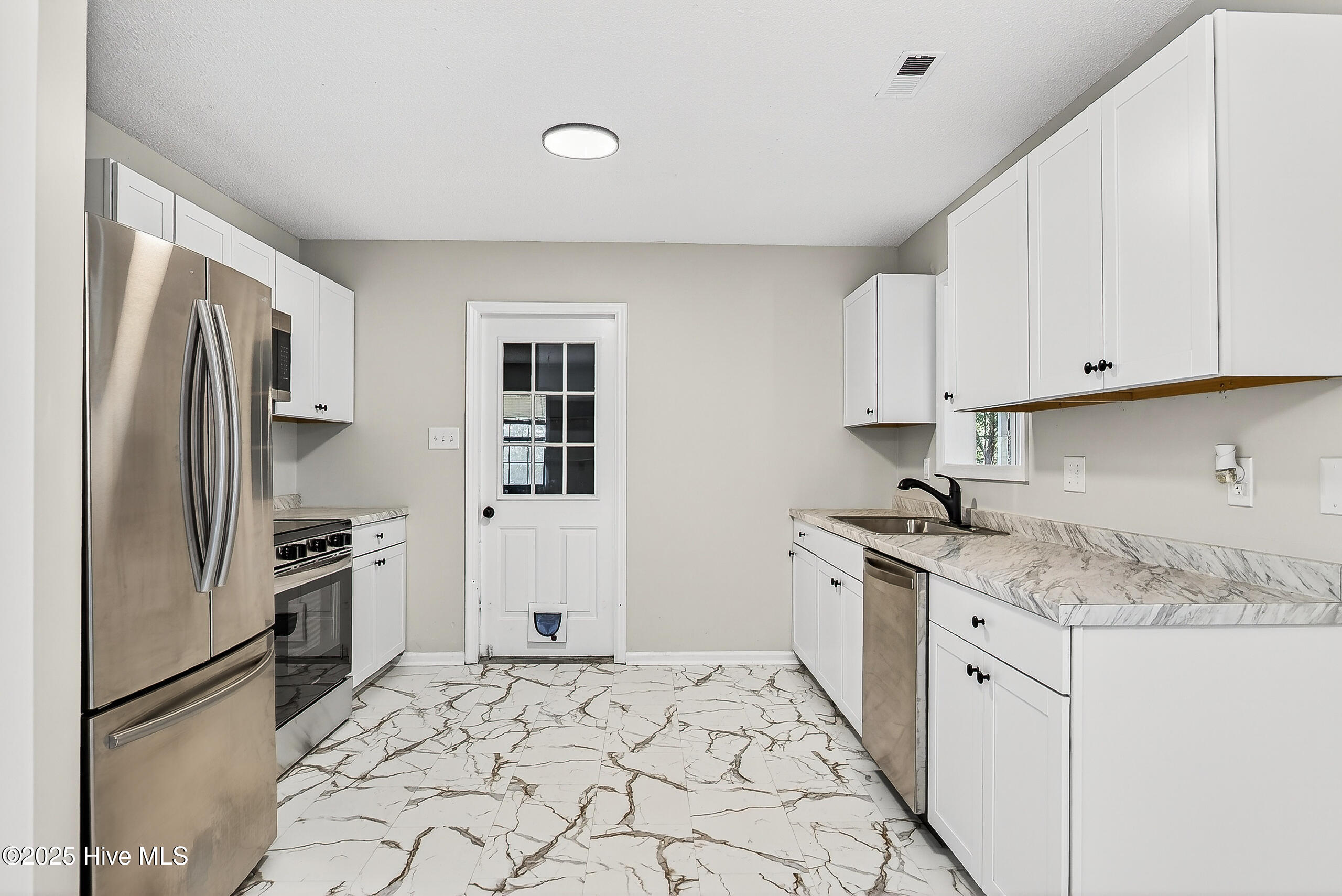 403 East Volant Street Hubert, NC 28539 - Photo 8 of 24 10 (25)