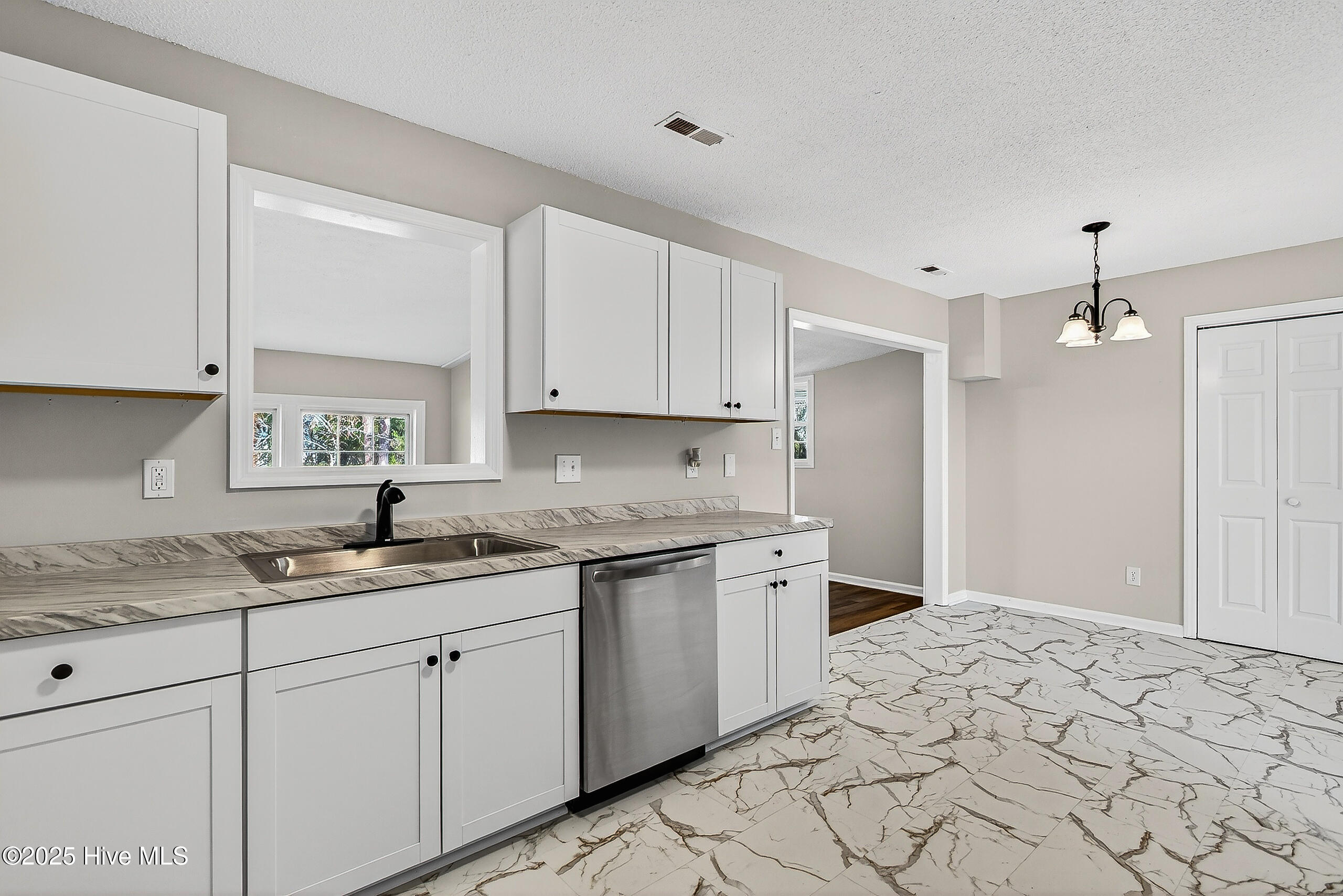 403 East Volant Street Hubert, NC 28539 - Photo 9 of 24 12 (19)