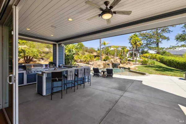 a view of a backyard
