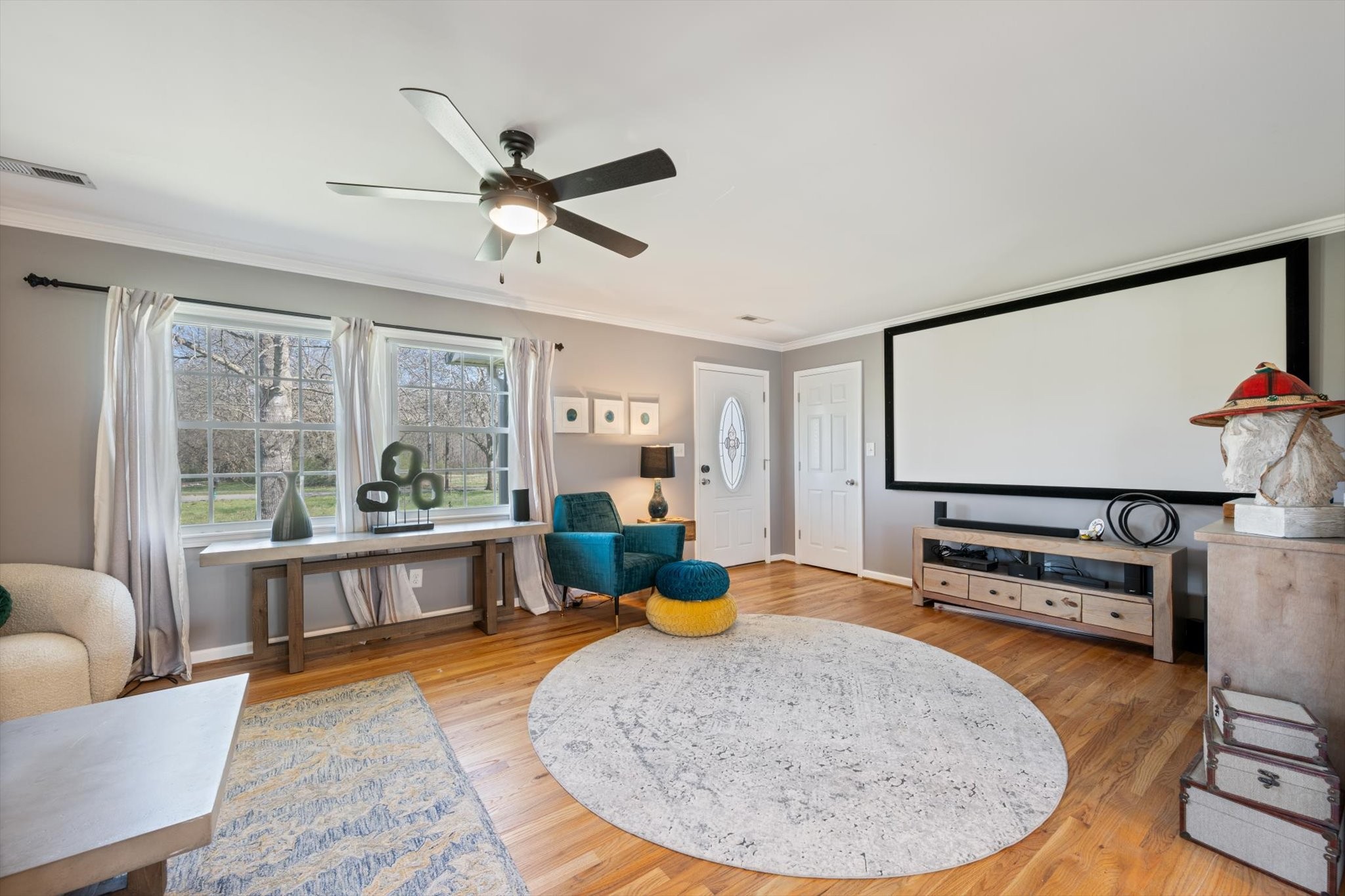 501 Chapmansboro Road Ashland City, TN 37015 - Photo 3 of 36 a living room with furniture and a flat screen tv